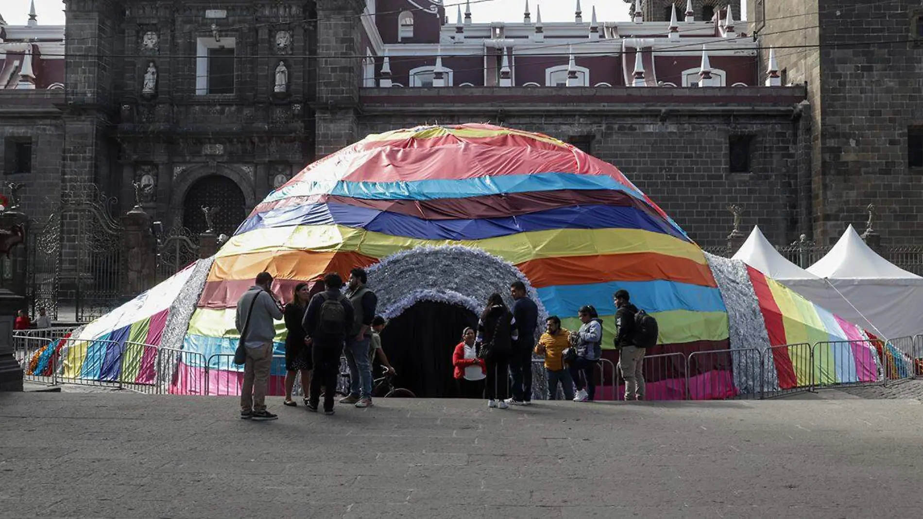 Al interior de la piñata gigante que está instalada en el zócalo de la ciudad de Puebla se lleva a cabo la experiencia sensorial